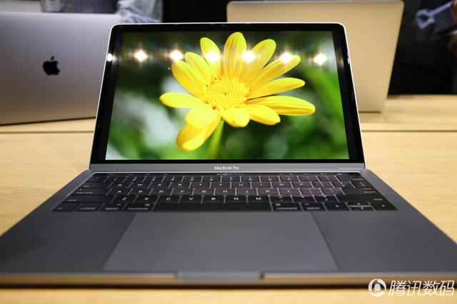 新MacBook Pro最速上手：Touch Bar交互帅到没朋友