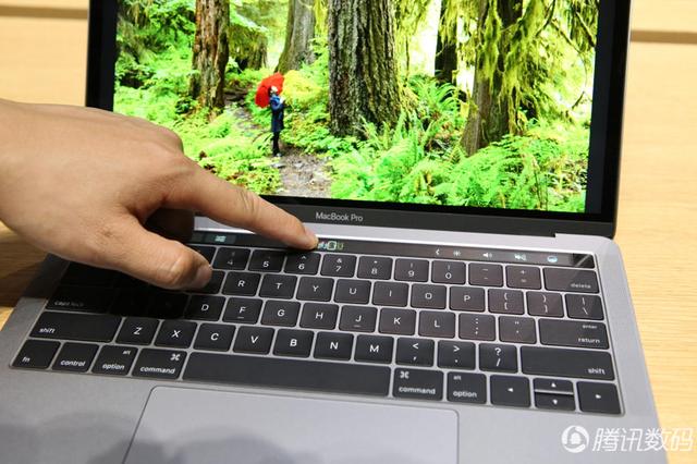 新MacBook Pro最速上手：Touch Bar交互帅到没朋友