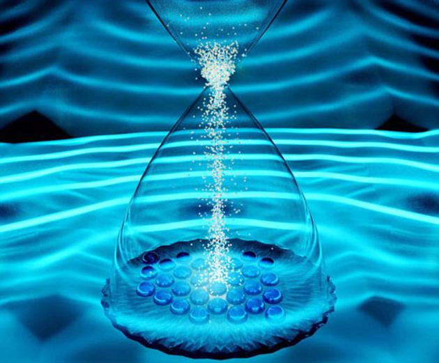 物理学家发明了一种名叫“时间晶体”的新型物质状态，其中原子不按空间、而是按时间排列。科学家一度认为这种物质不可能真正存在，但近日两项研究各自独立地造出了时间晶体。