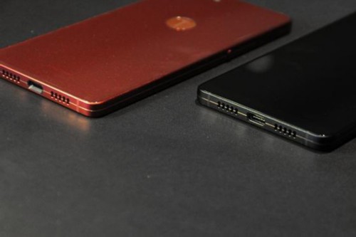 一般来说,我们对罗老师及其领衔的新品发布会有这么几点心理预期:一、现场效果足够好;二、产品设计一定有差异化(请忽略M1系列);三、有可能返场小段太多影响总时长。发布会上老罗习惯性傲娇说“这个手机是别的家生产的就没问题;我们家出的大家就觉得有问题(丑),为什么?”大概就是这个意思。