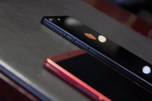 一般来说,我们对罗老师及其领衔的新品发布会有这么几点心理预期:一、现场效果足够好;二、产品设计一定有差异化(请忽略M1系列);三、有可能返场小段太多影响总时长。发布会上老罗习惯性傲娇说“这个手机是别的家生产的就没问题;我们家出的大家就觉得有问题(丑),为什么?”大概就是这个意思。