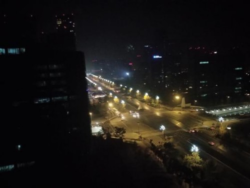 一般来说,我们对罗老师及其领衔的新品发布会有这么几点心理预期:一、现场效果足够好;二、产品设计一定有差异化(请忽略M1系列);三、有可能返场小段太多影响总时长。发布会上老罗习惯性傲娇说“这个手机是别的家生产的就没问题;我们家出的大家就觉得有问题(丑),为什么?”大概就是这个意思。