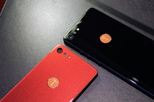 一般来说,我们对罗老师及其领衔的新品发布会有这么几点心理预期:一、现场效果足够好;二、产品设计一定有差异化(请忽略M1系列);三、有可能返场小段太多影响总时长。发布会上老罗习惯性傲娇说“这个手机是别的家生产的就没问题;我们家出的大家就觉得有问题(丑),为什么?”大概就是这个意思。